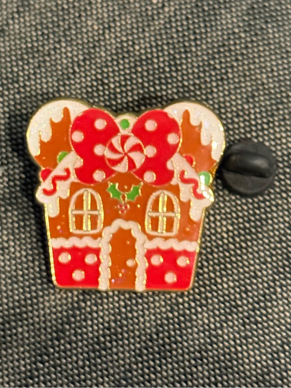 Loungefly Disney Mickey
&-Friends Gingerbread House
Minnie Blind Box Enamel Pin